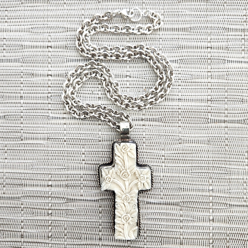 CROSS. PREMIUM QUALITY NECKLACE.